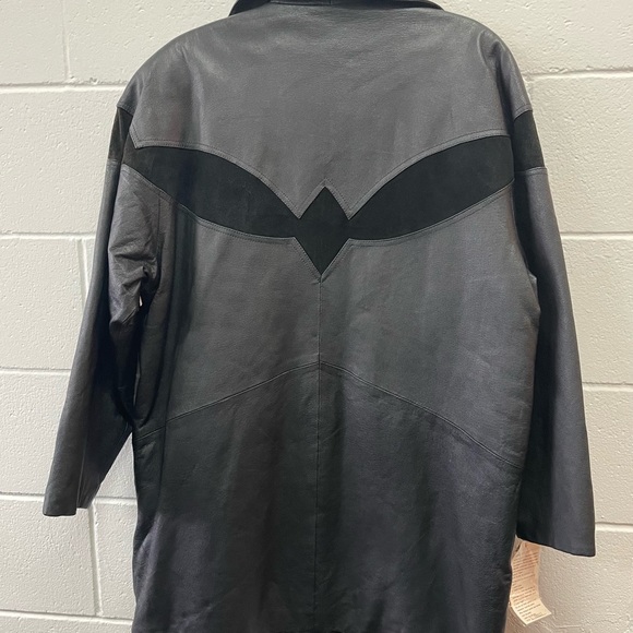 Stunning vintage leather jacket. Pictures do not do this piece justice.Gorgeous - Picture 5 of 5